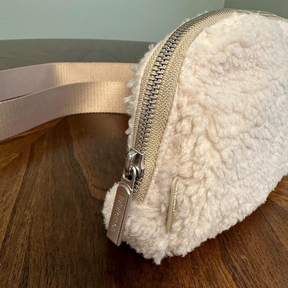 NWT Lululemon Everywhere Belt Bag Fleece 1L Ivory/Trench - Picture 3 of 11